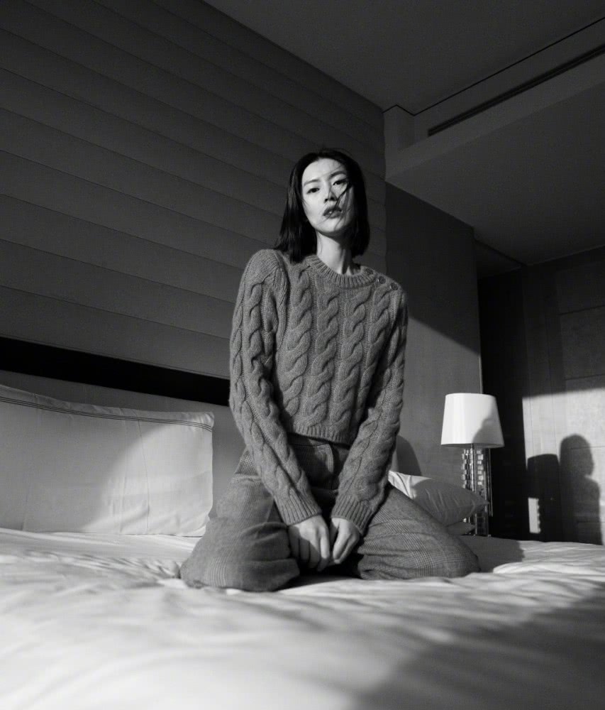 刘雯私服穿针织衫配格纹裤，秀马甲线被怒赞巴掌腰