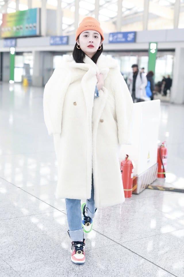 周洁琼日系穿搭街拍:Max Mara泰迪熊大衣,鸳鸯甜橙女孩