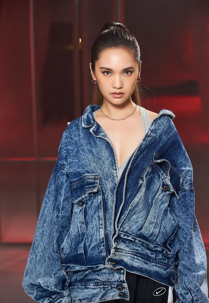 美女杨丞琳牛仔外套搭配运动潮品,穿出了不一样的时尚