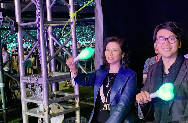 郎朗带妈妈看周杰伦演唱会，兴奋地直夸杰伦了不起，秒变迷弟