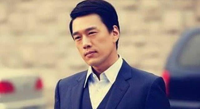 出道24年都没传过绯闻，霸道总裁专业户，娶了青梅竹马妻子！