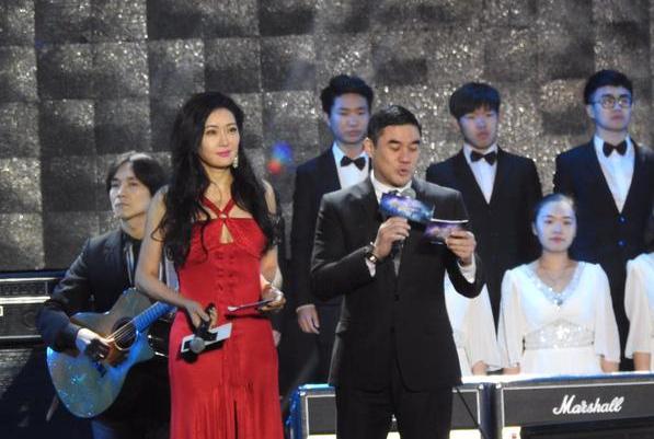 她曾做8年保姆,因“厕所门”险遭封杀,用情至深却被骗5亿