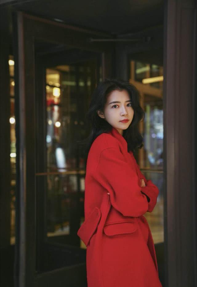 什么年龄的女生都可以，把2020年的“新年色”穿上身，显瘦又高级