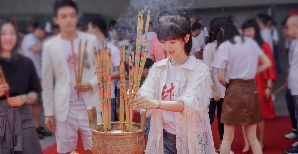 毛晓彤穿短外套扎蝴蝶结，依旧少女感十足