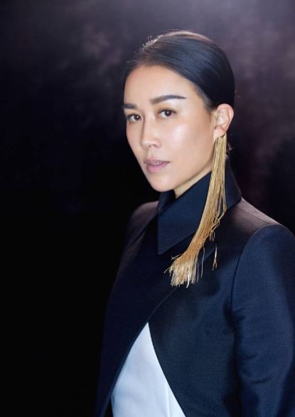 52岁的那英,还酷爱穿“透视装”惊艳众人,网友:求你别扮嫩了