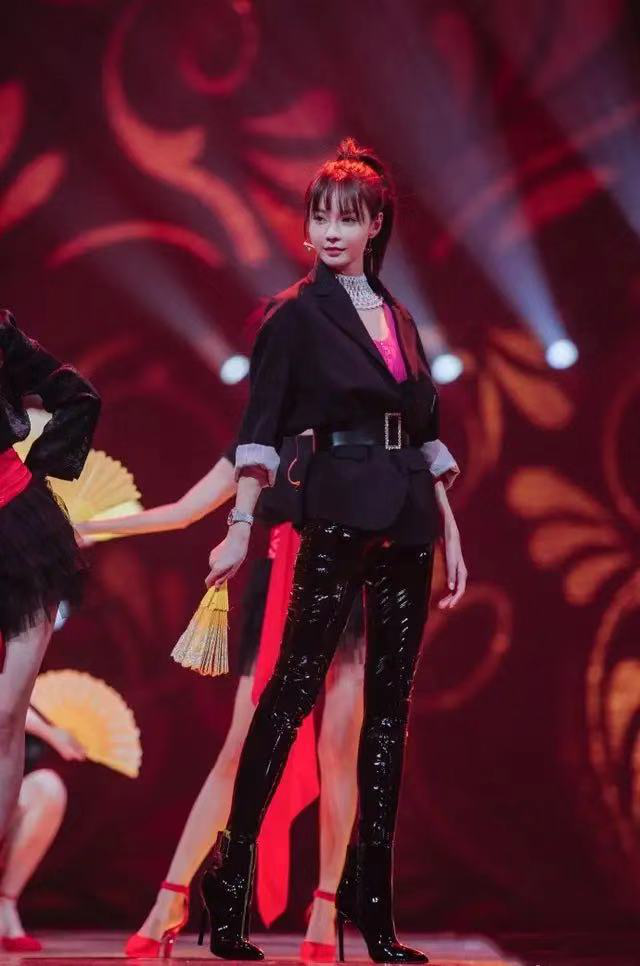 美女沈梦辰穿西服搭配黑色皮裤,意外穿出高级感
