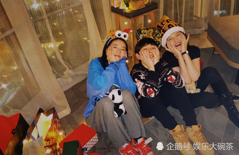 神仙姐妹同框友爱满屏!周雨彤宋祖儿一起过圣诞,笑靥如花太少女