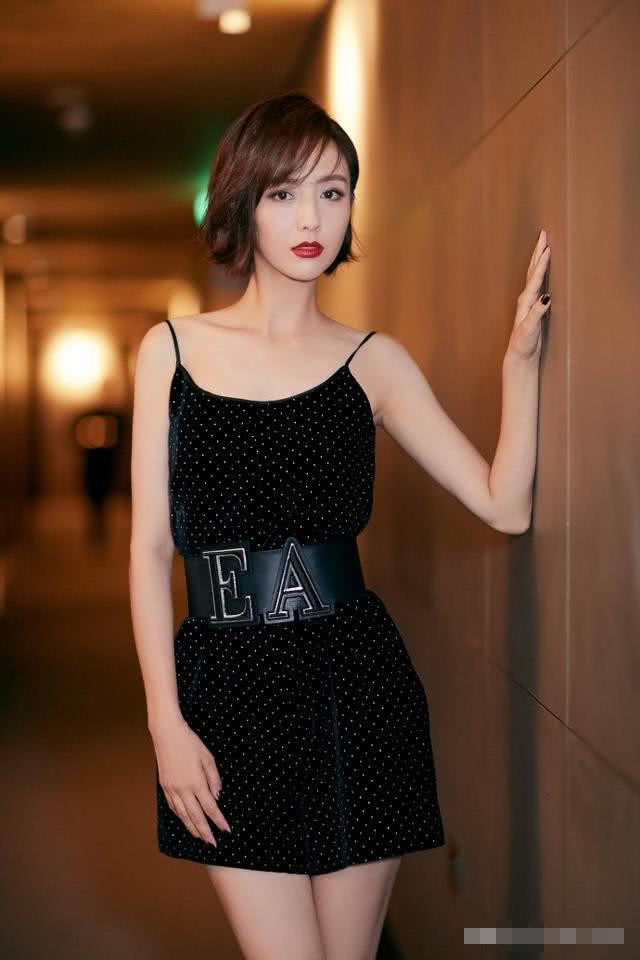 佟丽娅在皮鞋上镶10颗大珍珠,这时尚真心欣赏不来