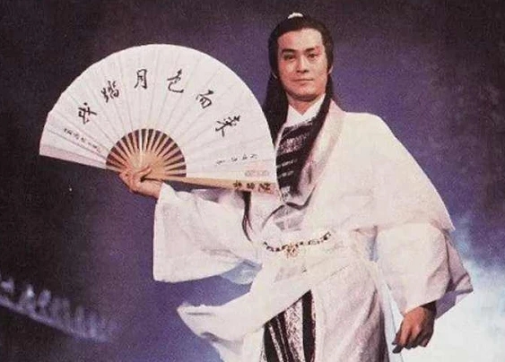 72岁郑少秋罕现身，精壮不输少年人！对身旁女生甜言蜜语超会撩