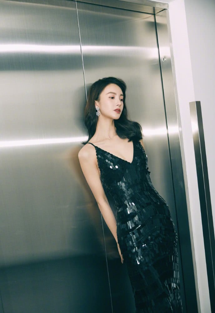 美女金晨穿吊带亮片纱裙，优雅似美人鱼