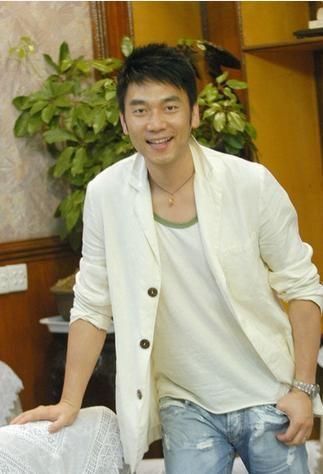 他经历两次婚姻,前妻将他捧红,现任帮他成富豪,绝对的人生赢家