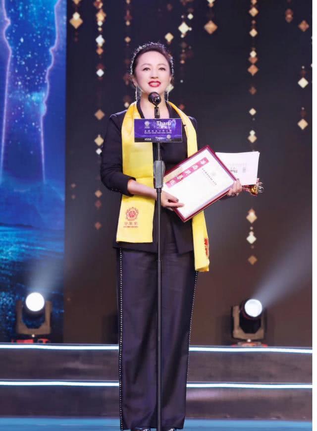 罗海琼穿西装配阔腿裤太惊艳,红唇性感美出国际范