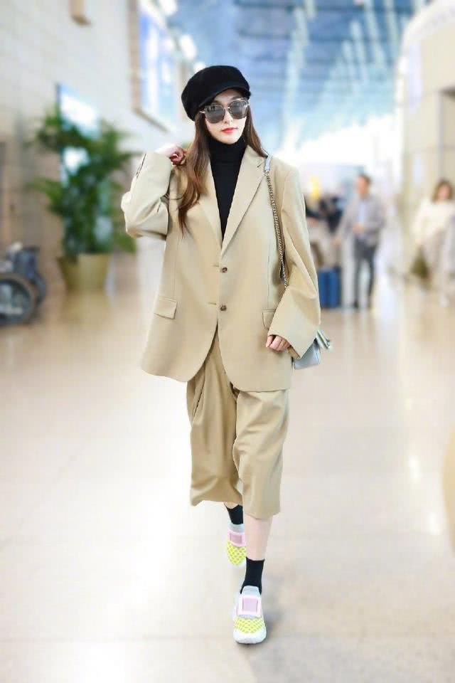 秋冬必备的驼色系穿搭，记住这些穿搭细节，简单中有高级感