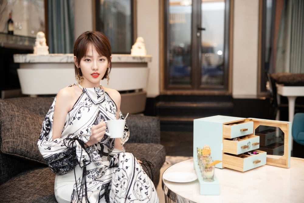 张嘉倪穿2万真丝裙,肌肤娇嫩太抢眼