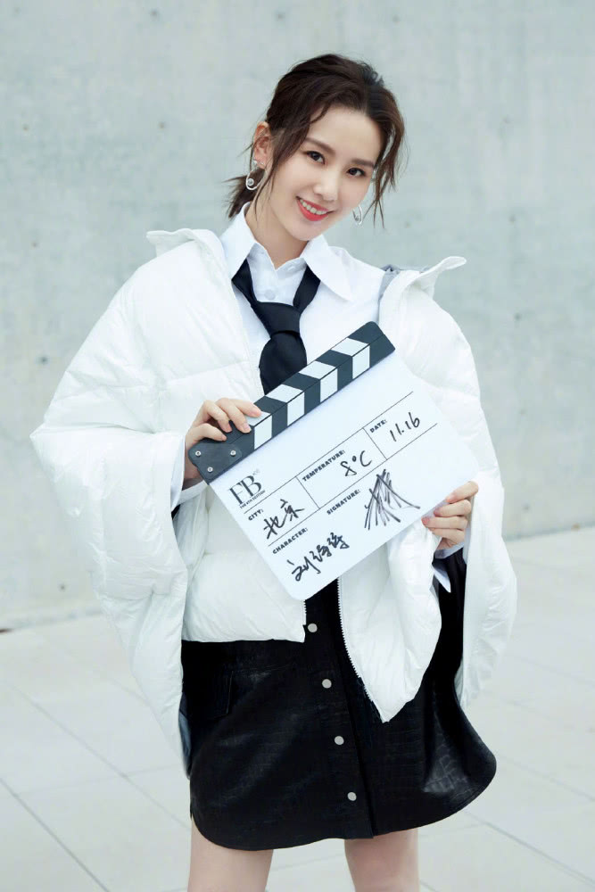 气质美女刘诗诗产子后逆生长？衬衫领带棉袄配皮裙，每一帧都是画报