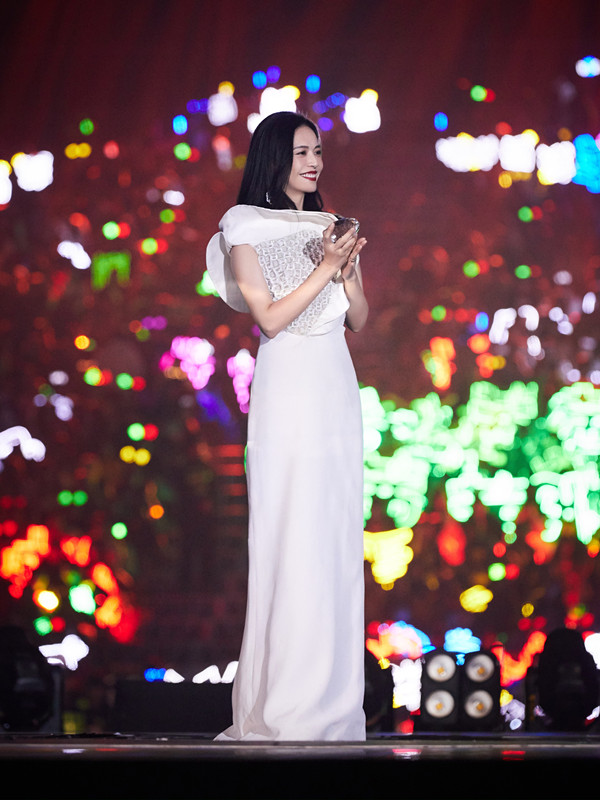 李现回应左手无名指戴戒指 姚晨透露将监制纯艺术片