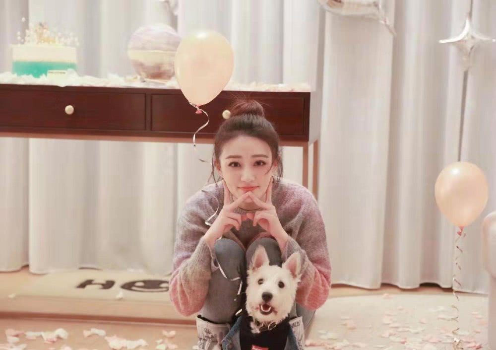 美女徐璐生日晒美照,渐变色毛衣搭配丸子头,越发少女范儿