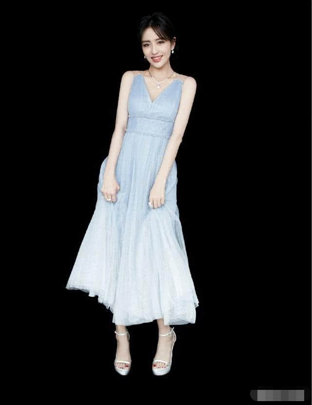 佟丽娅在皮鞋上镶10颗大珍珠,这时尚真心欣赏不来