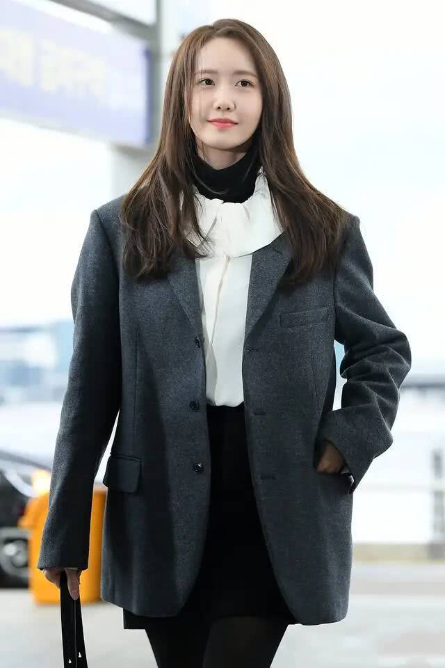 韩国美女林允儿机场时尚穿搭,灯芯绒背带裤内搭高领毛衣,乖巧甜美超有范