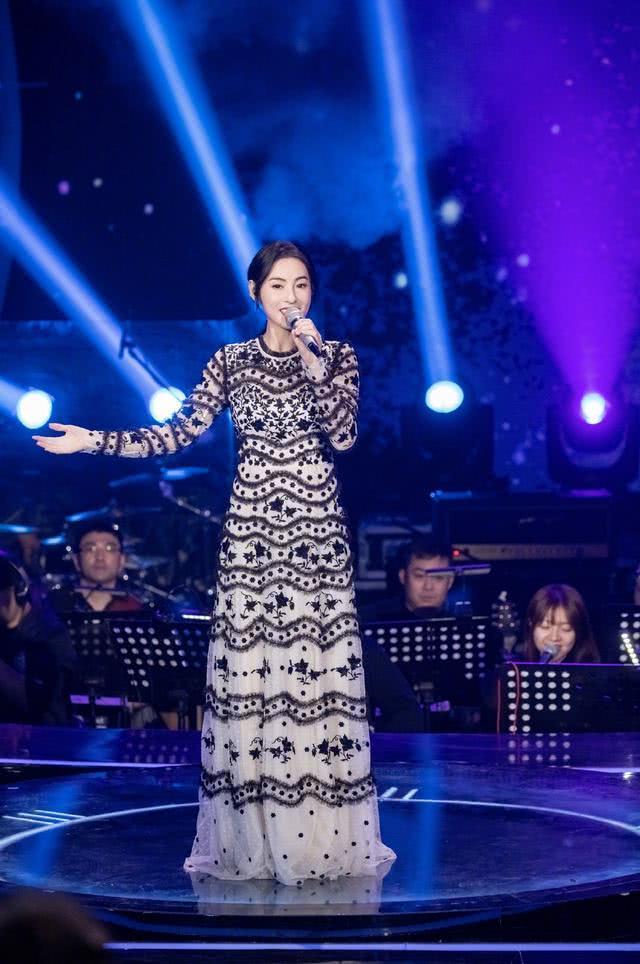 辣妈张柏芝红唇仙女裙低马尾美得有特色,格外温婉迷人