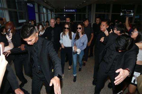 以为自己很红 全副武装 但根本没有粉丝来接机 真是大写的尴尬