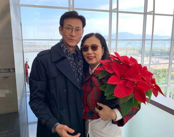 72岁郑少秋罕现身，精壮不输少年人！对身旁女生甜言蜜语超会撩