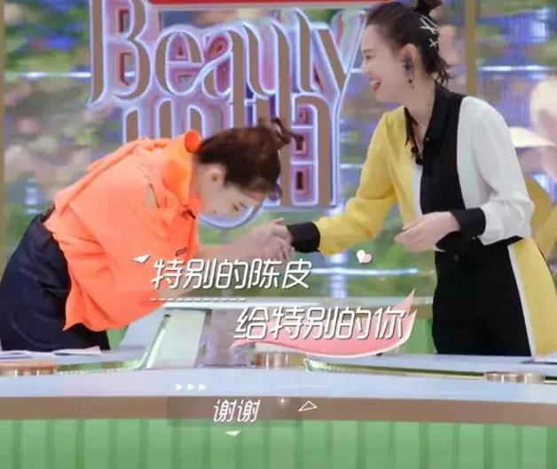 不愧是杨子的老婆,壕气!黄圣依大方送上护肤品,戚薇一脸惊讶