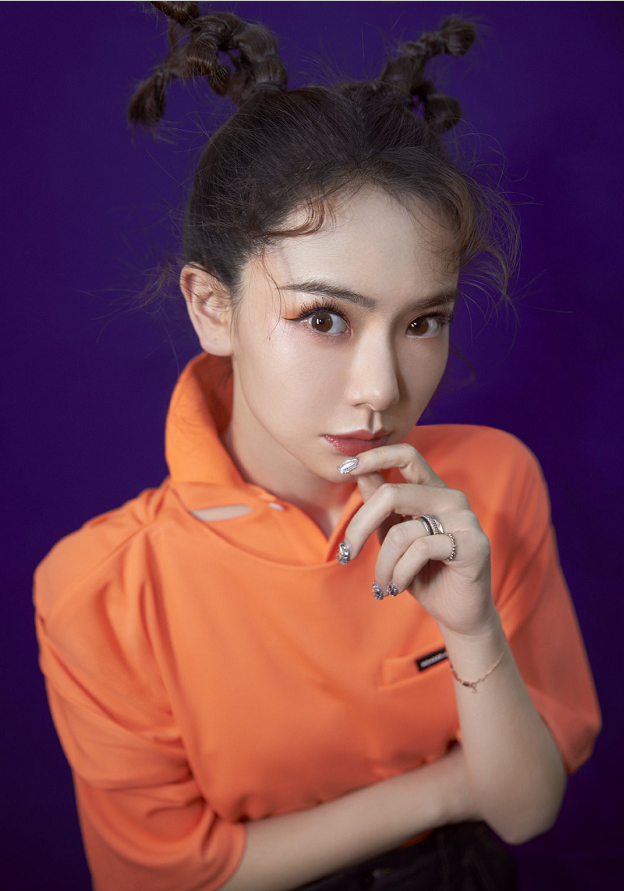 戚薇“圣诞麋鹿妆”火了,但是这款发型太挑人,一般人HOLD不住