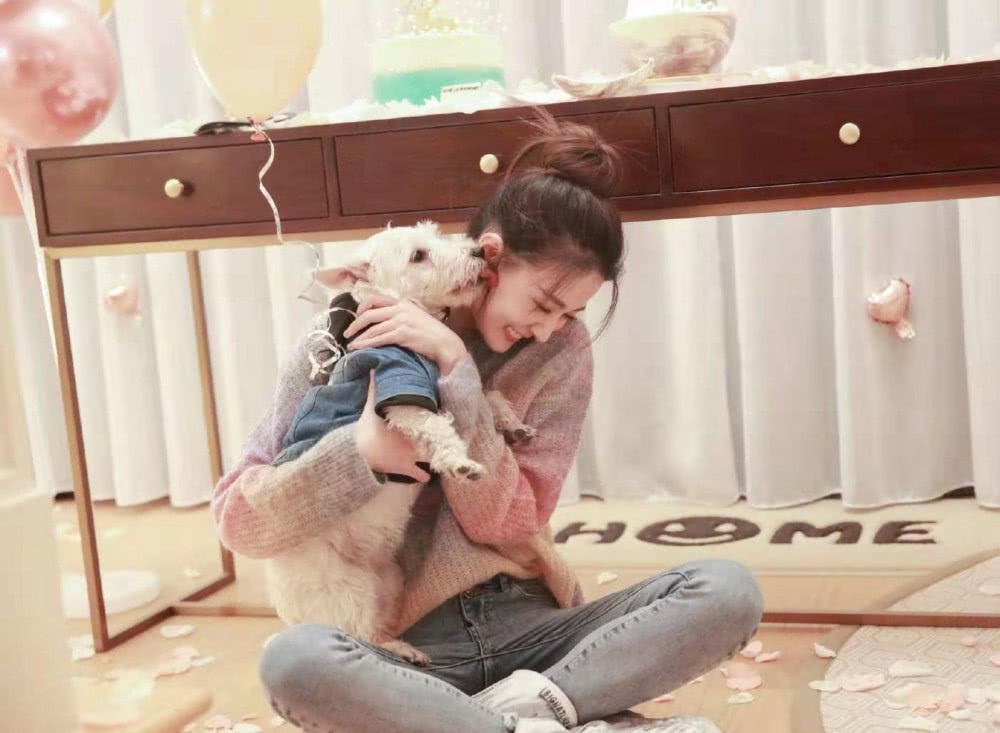 美女徐璐生日晒美照,渐变色毛衣搭配丸子头,越发少女范儿