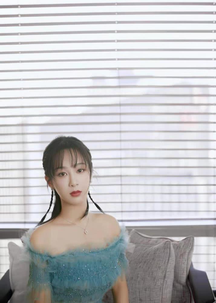 美女杨紫出席活动穿一袭薄荷绿轻纱裙，配精致编发好甜美