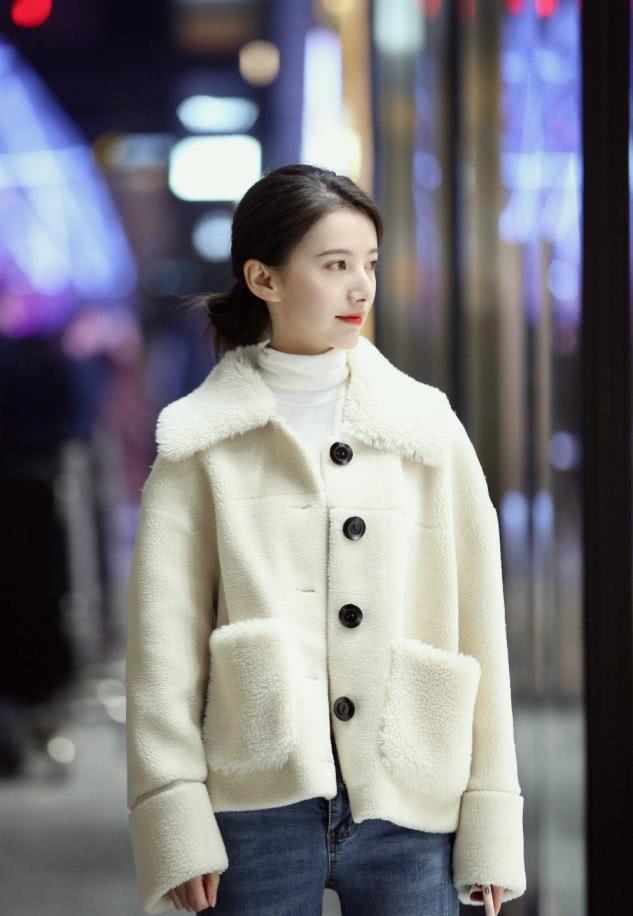 国内街拍：今年最流行的冬装，时髦女生都穿它过冬