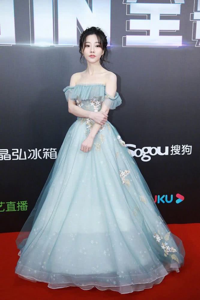 网红美女冯提莫穿蓝色薄纱仙女裙，骨架纤细像娃娃，太美了