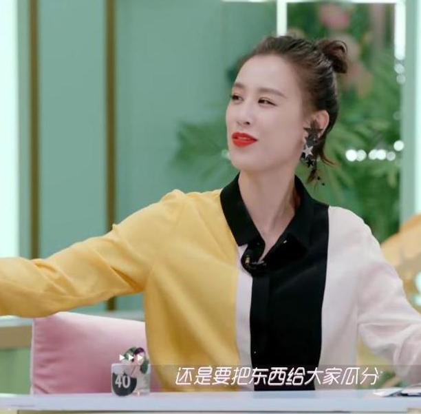 不愧是杨子的老婆,壕气!黄圣依大方送上护肤品,戚薇一脸惊讶