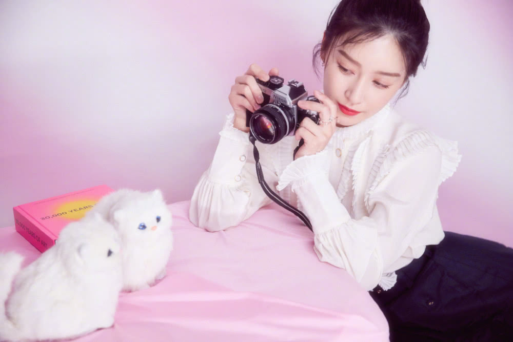 阚清子白衬衫搭配小短裙,31岁美丽不输00后