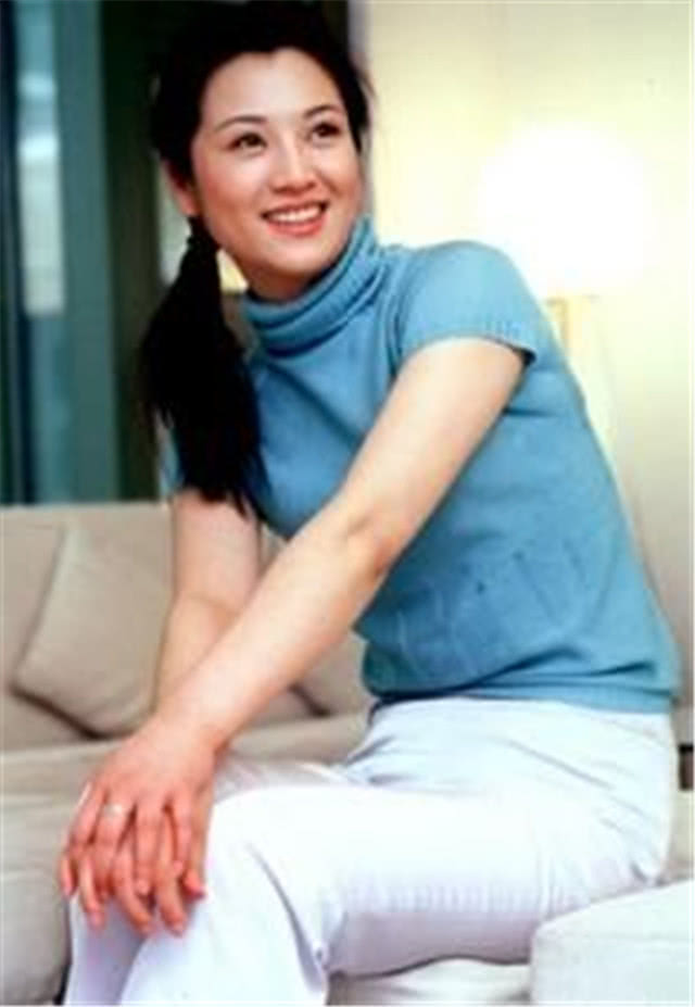 因癌症去世的央视主持人除了李咏还有她，病逝时年仅42岁