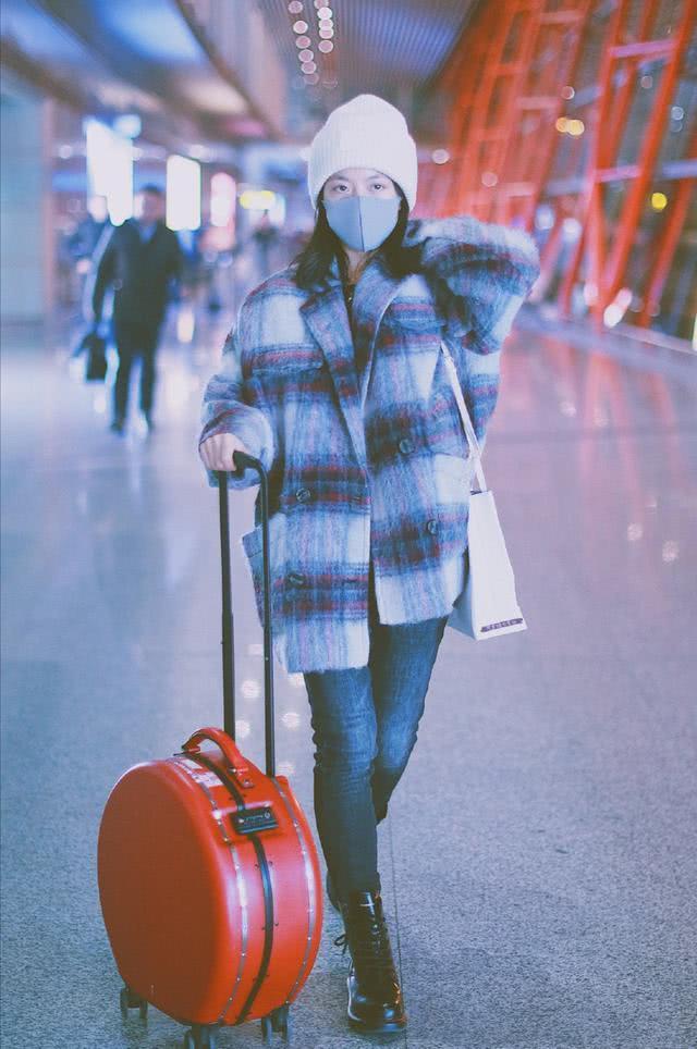 00后美女小花赵今麦罕见港风造型,红唇丸子头美艳有范,成熟中透着少女气息