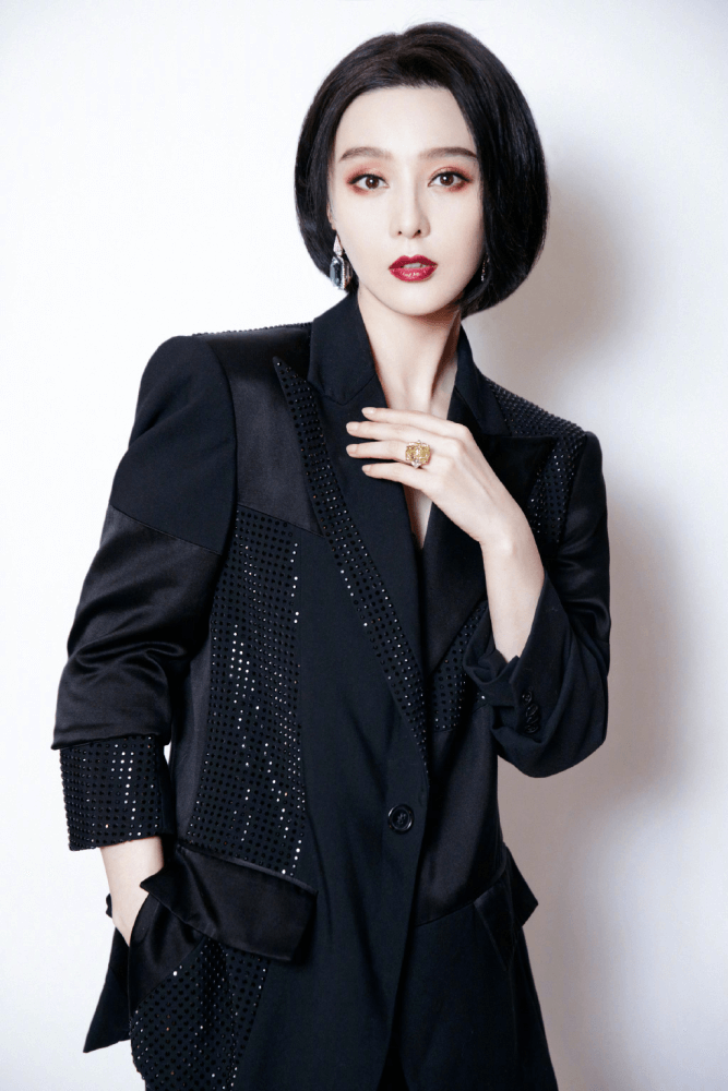 复出之路越走越宽了，范爷登越南版时尚芭莎，造型霸气再次惊艳