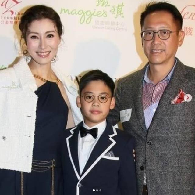 李嘉欣甜晒圣诞礼物,老公许晋亨送无价之宝,一家三口同框很温馨