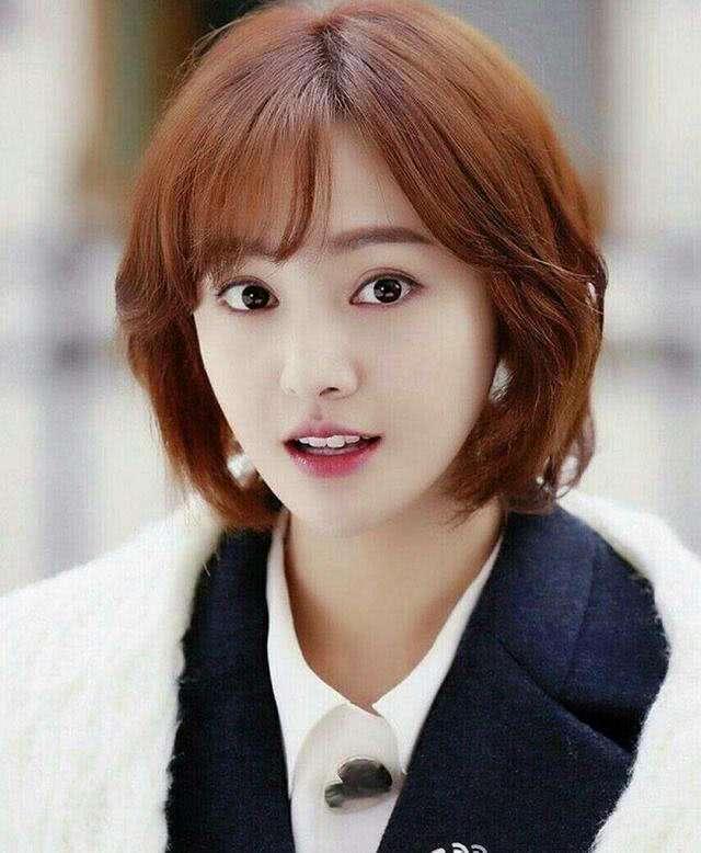 美女明星示范：今年流行“裙摆短发”，时髦减龄显脸小