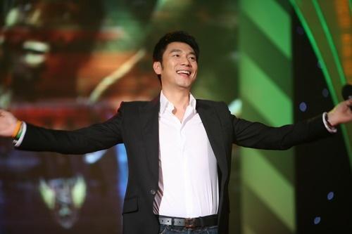 他经历两次婚姻,前妻将他捧红,现任帮他成富豪,绝对的人生赢家