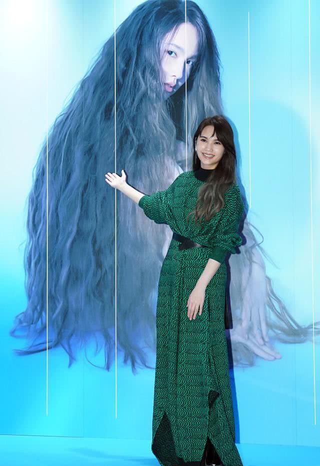 杨丞琳穿几何印花针织裙看得人眼晕,系腰带勒出小蛮腰
