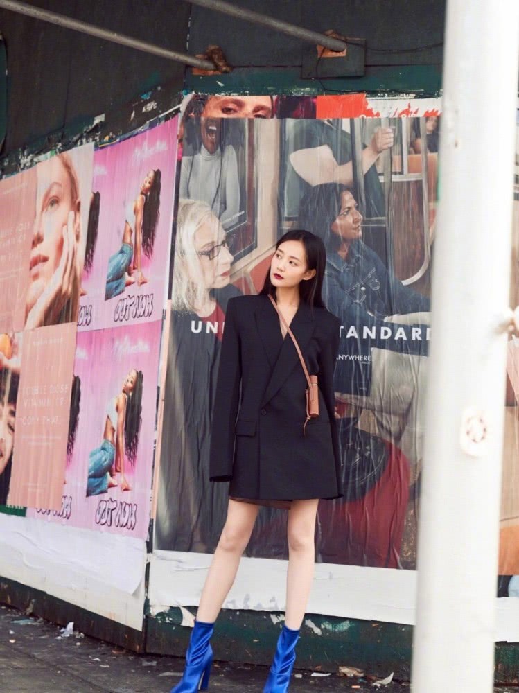 美女李一桐真会穿,这么冷的天穿这么性感。不过也太好看了吧