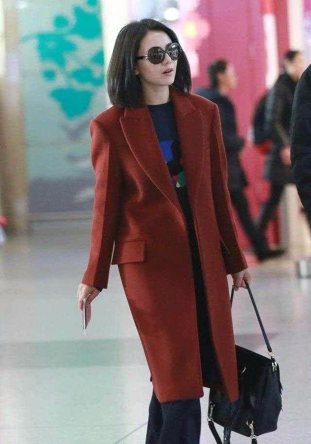 高圆圆晒照穿风衣清纯气质尽显,腿粗胯宽完全看不出来!