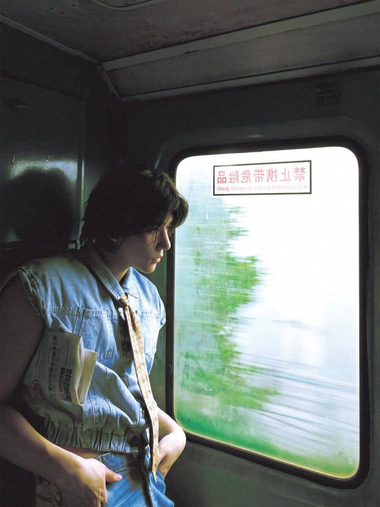 《梦回大清》十三阿哥王安宇换下古装造型,穿搭风格很日系