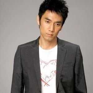 他经历两次婚姻,前妻将他捧红,现任帮他成富豪,绝对的人生赢家