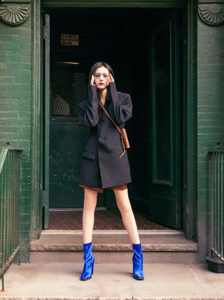 美女李一桐真会穿,这么冷的天穿这么性感。不过也太好看了吧