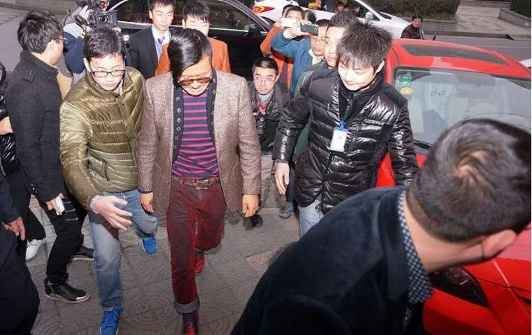 头婚出轨二婚又出轨?吸毒被抓无人嫁,年过50只能与前妻复婚