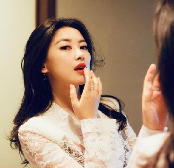 背景不输韩雪,连续7次蝉联全球最美面孔,如今35岁依旧风情万种