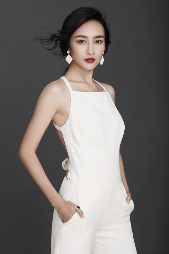 性感美女王鸥黑丝绒高开叉礼服亮相颁奖典礼,大长腿让人羡慕不已