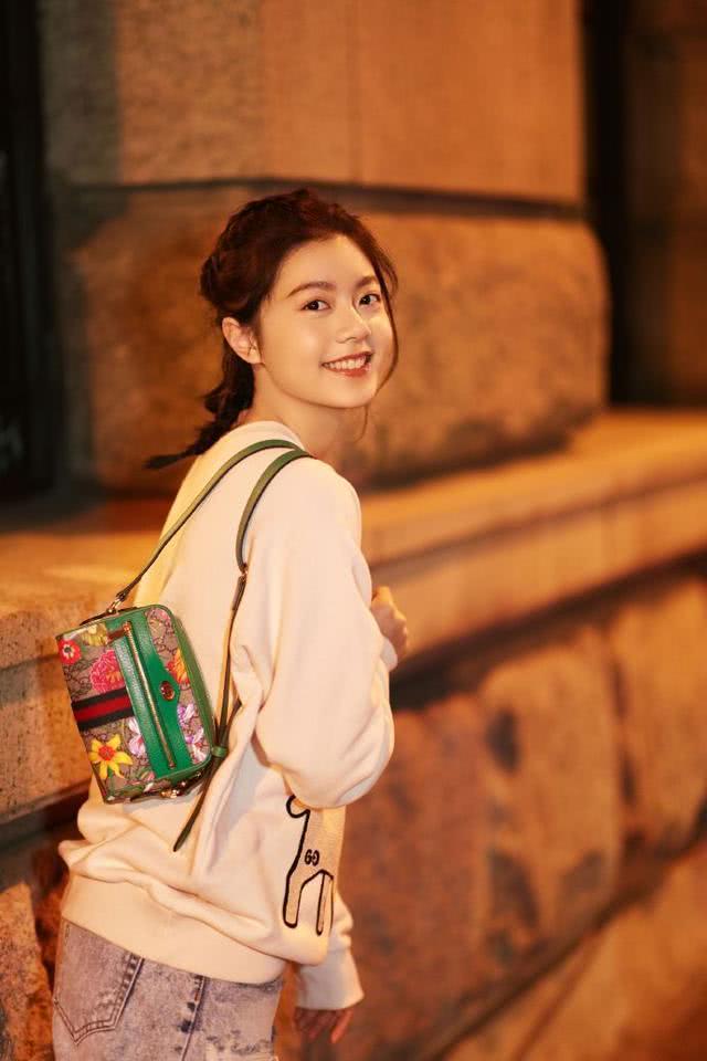 美女小花赵今麦卫衣太有少女感,满满的元气少女